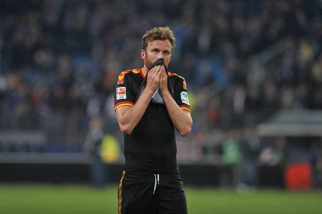 GER, 1.FBL, Relegation, Hinspiel, Hamburger SV vs Karsruher SC 28.05.2015, Imtech Arena, Hamburg, GER, 1. FBL, Relegation, Hinspiel, Hamburger SV Karlsruher SC, im Bild Dominic Peitz (Karlsruhe 13) enttaeuscht nach dem Spiel nordphotoxWitke