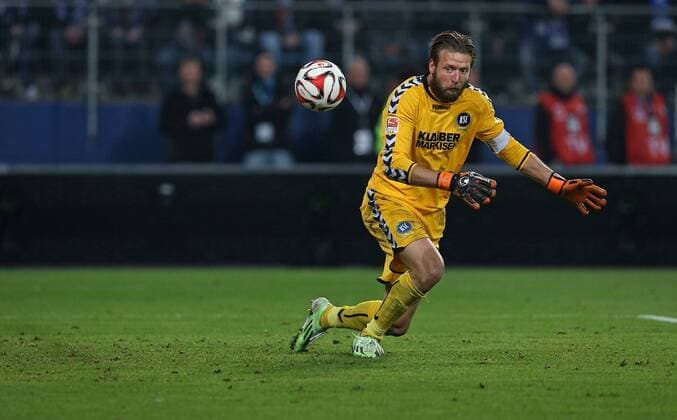 28.05.2015, Fussball Saison 2014 2015, Relegation Hinspiel, Hamburger SV - Karlsruher SC in der IMTECH-Arena Hamburg, Torwart Dirk Orlishausen (Karlsruhe) 
