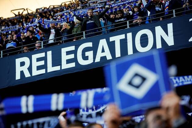 Hamburg, 28. Mai 2015 - Fußball, 1. Bundesliga 2014 15, Relegation, Hamburger SV - Karlsruher SC: Fans des HSV (HINWEIS: VERWENDUNG NUR IN DEUTSCHLAND, ÖSTERREICH, SCHWEIZ UND UNGARN - PUBLICATION IN GERMANY, AUSTRIA, SWITZERLAND AND HUNGARY ONLY!) 