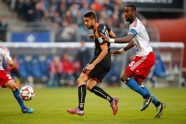 Hamburg, 28. Mai 2015 - Fußball, 1. Bundesliga 2014 15, Relegation, Hamburger SV - Karlsruher SC: Dimitrij Nazarov (Karlsruher SC, 11), Johan Djourou (Hamburger SV, 5) (HINWEIS: VERWENDUNG NUR IN DEUTSCHLAND, ÖSTERREICH, SCHWEIZ UND UNGARN - PUBLICATION IN GERMANY, AUSTRIA, SWITZERLAND AND HUNGARY ONLY!) 