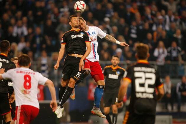 Hamburg, 28. Mai 2015 - Fußball, 1. Bundesliga 2014 15, Relegation, Hamburger SV - Karlsruher SC: Manuel Gulde (Karlsruher SC, 14), Pierre-Michel Lasogga (Hamburger SV, 10) (HINWEIS: VERWENDUNG NUR IN DEUTSCHLAND, ÖSTERREICH, SCHWEIZ UND UNGARN - PUBLICATION IN GERMANY, AUSTRIA, SWITZERLAND AND HUNGARY ONLY!) 