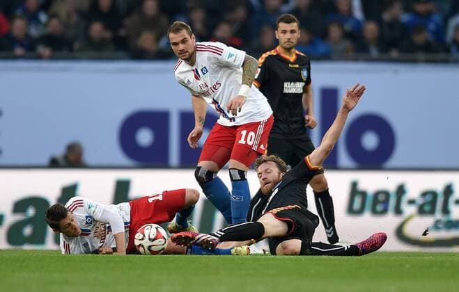 FUSSBALL 1. BUNDESLIGA SAISON 2014 2015 RELEGATION HINSPIEL Hamburger SV - Karlsruher SC 28.05.2015 Pierre-Michel Lasogga (Mitte) und Ivo Ilicevic (li, beide Hamburger SV) gegen Dominic Peitz (re, Karslruher SC) 