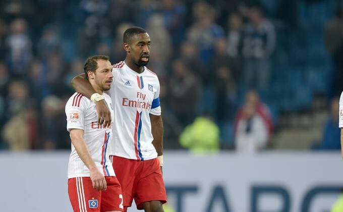 FUSSBALL 1. BUNDESLIGA SAISON 2014 2015 RELEGATION HINSPIEL Hamburger SV - Karlsruher SC 28.05.2015 Marcelo Diaz und Johan Djourou (v.l., beide Hamburger SV) wirken nach dem Abpfiff nicht ganz zufrieden 