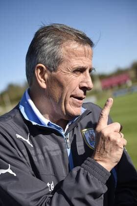 Aktuell ußball, Copa America, Training Uruguay CANELONES, May 28, 2015 -- Uruguayan National Football Team coach Oscar Tabarez, takes part in a training session, at Uruguay Celeste sports complex, in Canelones, 30km from Montevideo, capital of Uruguay, on May 28, 2015. Uruguayan National Football Team prepared to take part in the Copa America 2015, to be held from June 11 to July 4 in Chile. Nicolas Celaya) (jg) (SP)URUGUAY-CANELONES-COPA AMERICA-TRAINING e NICOLASxCELAYA