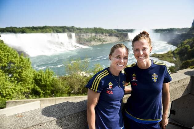 28.05.2015, Toronto - Nationalteam Schweden 2015 - Ausflug zu den Niagarafällen - Sara Thunebro und Lotta Schelin während des Ausflugs. kod CS 57658 News - May 28, 2015  - ZUMAb138