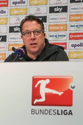Deutschland, Hamburg , Imtech Arena, Fussball, 1. , 2. Bundesliga, Relegation, Hinspiel, Saison 2014 2015 , Hamburger SV - Karlsruher SC, Trainer Markus Kauczinski(KSC)