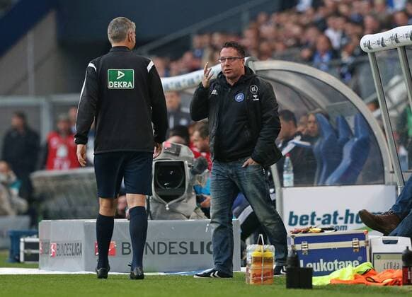 28.05.2015, Fussball Saison 2014 2015, Relegation Hinspiel, Hamburger SV - Karlsruher SC in der IMTECH-Arena Hamburg, v.l. Vierte Offizielle Michael Weiner und Trainer Markus Kauczinski (Karlsruhe) 