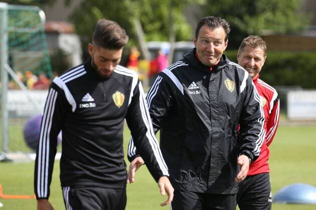 Aktuell Fußball, Training Nationalteam Belgien mit Marc Wilmots - KNOKKE-HEIST, BELGIUM: Belgium s Yannick Ferreira Carrasco and Belgium s head coach Marc Wilmots pictured during a training session on the second day of the training camp of Belgian national soccer team The Red Devils in Knokke-Heist, Friday 29 May 2015. The Devils are preparing for a friendly game against France and a Euro 2016 qualification game against Wales. BRUNOxFAHY  x04632891x