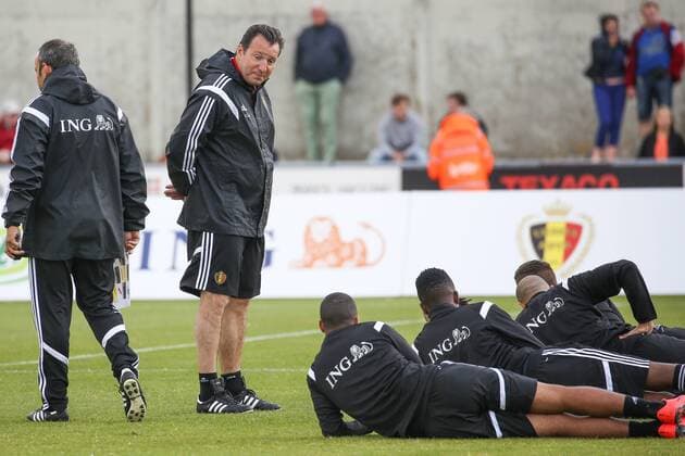 Aktuell Fußball, Training Nationalteam Belgien mit Marc Wilmots - KNOKKE-HEIST, BELGIUM: Belgium s head coach Marc Wilmots (L) pictured during a training session on the second day of the training camp of Belgian national soccer team The Red Devils in Knokke-Heist, Friday 29 May 2015. The Devils are preparing for a friendly game against France and a Euro 2016 qualification game against Wales. BRUNOxFAHY  x04632986x