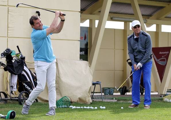 9. Thüringer Charity Open Mühlberg 29.05.15 , Mühlberg, Gut Ringhofen, 9. Thüringer Charity Open, Golf-Benefiz-Turnier im Bild: Franz Beckenbauer und Jan-Josef Liefers an der Diving Ranch