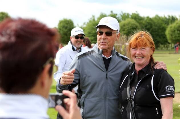 9. Thüringer Charity Open Mühlberg 29.05.15 , Mühlberg, Gut Ringhofen, 9. Thüringer Charity Open, Golf-Benefiz-Turnier im Bild: Franz beckenbauer posiert mit einem Fan für ein Erinnerungsfoto