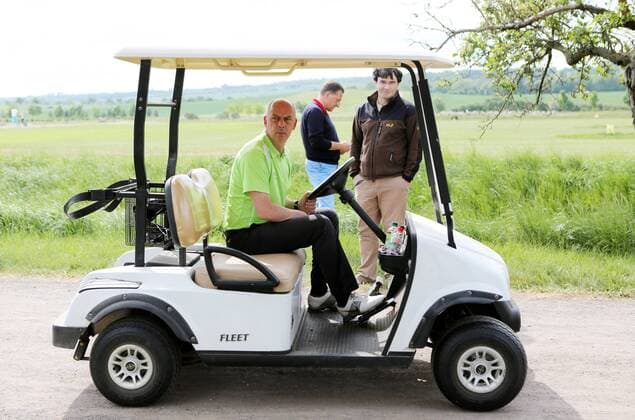 9. Thüringer Charity Open Mühlberg 29.05.15 , Mühlberg, Gut Ringhofen, 9. Thüringer Charity Open, Golf-Benefiz-Turnier im Bild: Mario Basler im Golf-Caddy