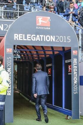 Deutschland, Hamburg , Imtech Arena, Fussball, 1. , 2. Bundesliga, Relegation, Hinspiel, Saison 2014 2015 , Hamburger SV - Karlsruher SC, Trainer Bruno Labbadia( HSV) verlässt das Spielfeld durch den Spielertunnel
