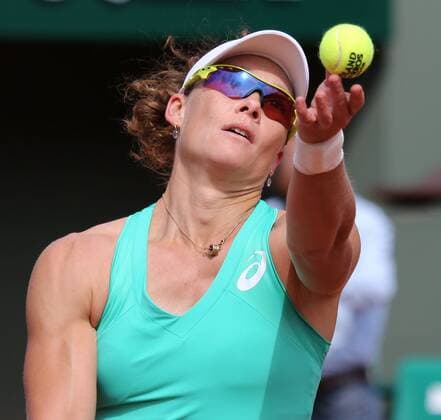 Australian Samantha Stosur hits a serve during her French Open women s third round match against Maria Sharapova of Russia at Roland Garros in Paris on May 29, 2015.  PAR20150529732 DAVIDxSILPA