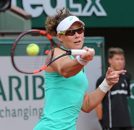 Australian Samantha Stosur hits a shot during her French Open women s third round match against Maria Sharapova of Russia at Roland Garros in Paris on May 29, 2015.  PAR20150529736 DAVIDxSILPA