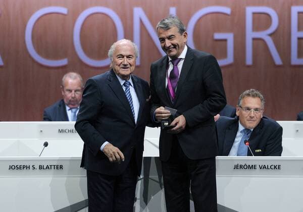 Fußball International 65. FIFA Kongress in Zürich 29.05.2015 FIFA Präsident Joseph S. Blatter (li, Schweiz) begrüßt Wolfgang NIERSBACH (Deutschland, DFB Präsident) im FIFA-Exekutivkomitee 