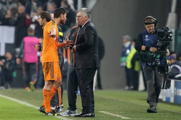 Credit - Domenic Aquilina - FotoAquilina 05-11-2013 - 5 November 2013 - 05.11.2013 - UEFA Champions League - Matchday 4 - Group B - Juventus Stadium - Turin - Italy - Juventus v Real Madrid CF 2-2 Real Madrid head coach Carlo Ancelotti (centre from left of photo) gives instructions to Xabi Alonso (left of photo in orange kit) during the UEFA Champions League Matchday 4 match in Turin, Italy between Juventus and Real Madrid CF at the Juventus Stadium UEFA Champions League - Matchday 4 - Juventus v Real Madrid CF UCL_MD4_2013 14