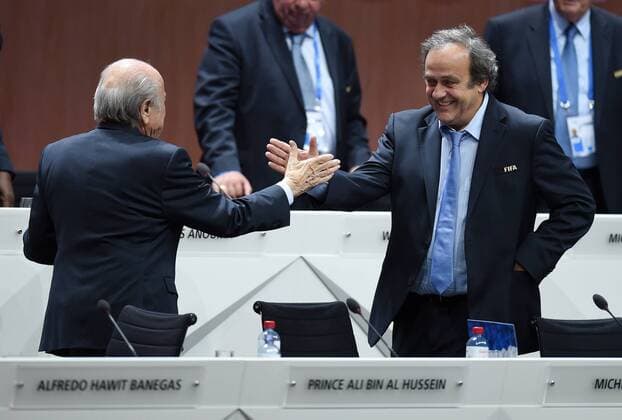 Fussball International 65. FIFA Kongress in Zuerich 29.05.2015 Praesidentenwahl; Vizepraesident Michel PLATINI (re, Frankreich, FIFA-Exekutivkomitee und UEFA Praesident) gratuliert FIFA Praesident Joseph S. Blatter (Schweiz) zur Wiederwahl 