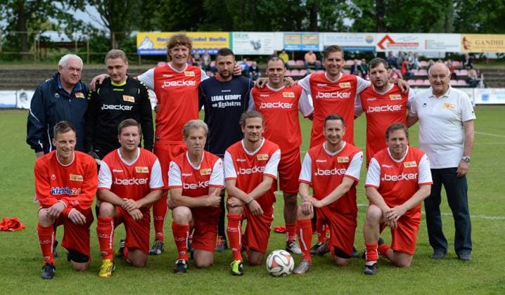 Fussball, Senioren, Traditionsmannschaften, Freundschaftsspiel zwischen den Lausitzer Legenden des FC Energie Cottbus und dem 1. FC Union Berlin 6:8, TRaditionsauswahl des 1. FC Union, hinten v. l. Betreuer Wolfgang Vallentin, Torwart Oskar Kosche, Tobias Döge, Torsten Mattuschka (Lausitzer Legenden), Marco Gebhardt, Thomas Boden, Steffen Baumgart, Trainer Detlef Schwarz, vorn v. l. Ronny Nikol, Daniel Klug, Klaus-Dieter Helbig, Florian Müller, Markus Zschiesche, Jörg Hermann, 29.05. 2015,