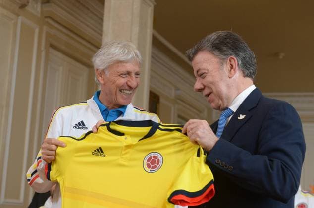 Image provided by Colombia s Presidency shows Colombian President Juan Manuel Santos (R) receiving a jersey from head coach Jose Pekerman of Colombia s national soccer team, that will take part in the Copa America Chile 2015, in Bogota, capital of Colombia, on May 29, 2015. Juan Pablo Bello Colombia s Presidency) (da) (SP)COLOMBIA-BOGOTA-COPA AMERICA-SANTOS e COLOMBIA SxPRESIDENCY 