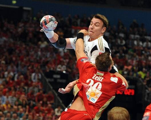 Köln (GER). Lanxess-Arena (Kölnarena), 30.5.2015 Handball, 2. Halbfinale des VELUX EHF Final 4, EHF Men s Champions League Final Four THW Kiel (GER) vs. MKB-MVM Veszprém (HUN) Filip JICHA, THW Kiel über Christian Zeitz, Veszprem