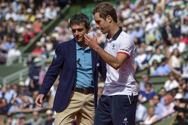 Richard Gasquet (Fra) diskutiert mit Stuhlschiedsrichter Carlos Ramos (por) TENNIS : Roland Garros 2015 - Internationaux de France - 30 05 2015 