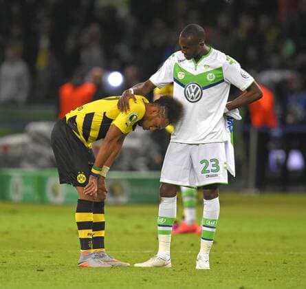 30.05.2015, Fussball DFB-Pokal 2014 15, Finale im Olympiastadion in Berlin, Borussia Dortmund - VfL Wolfsburg, Frust der Dortmunder nach der Niederlage. v.li: Lukasz Piszczek (Dortmund) und Joshua Guilavogui (VFL Wolfsburg). 