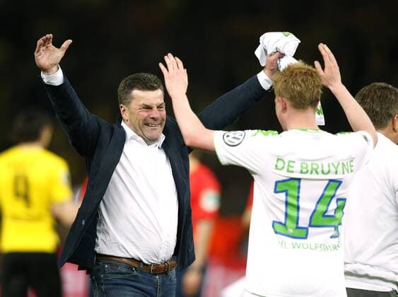 HECKING Dieter mit DE BRUYNE Kevin Team VfL Wolfsburg jubelt nach dem Sieg DFB Pokal Finale 2015 Borussia Dortmund-VFL Wolfsburg 1 : 3 am 30.Mai 2015 im Olympiastadion in Berlin 