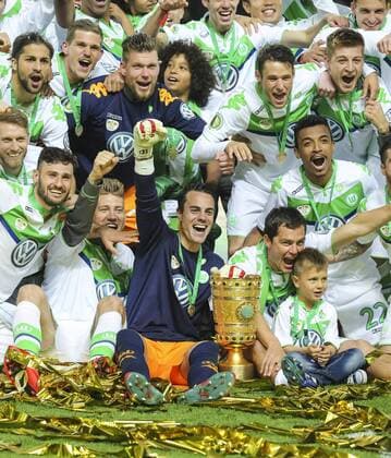 Diego BENAGLIO, WOB 1 NALDO, WOB 25 Luiz GUSTAVO, WOB 22 Daniel CALIGIURI, WOB 7 Kevin DE BRUYNE, WOB 14 Christian TRAESCH, WOB 15 DFB-Pokal, Trophaee, Andre SCHUERRLE, WOB 17 Pott, Pokal, Nicklas BENDTNER, WOB 3 Dieter HECKING, WOB Trainer Klaus ALLOFS, Geschaeftsfuehrer WOB Timm KLOSE, WOB 5 BORUSSIA DORTMUND - VFL WOLFSBURG 1-3 Fussball DFB Pokal Finale , Berlin, am 30.05.2015 Saison1415 , Saison 2014 2015, DFB-Pokal
