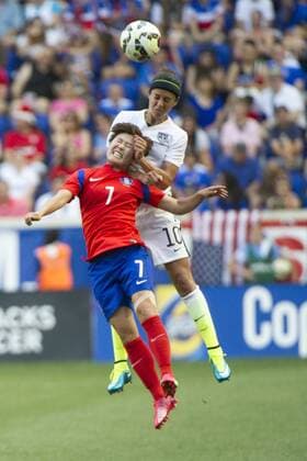 Aktuell Fußball, Damen, Länderspiel, USA - Südkorea May 30, 2015: US Women s national team Nationalteam midfielder Carli Lloyd (10) jumps over Korea Republic forward Ji Soyun (7) to head the ball during the United States Womens vs. Korea Republic- International Friendly Länderspiel at Redbull Arena in Harrison, NJ. The US Women s National Team played The Korea Republic to a 0-0 draw. (Mandatory Credit: Kostas Lymperopoulos Cal Media SOCCER 2015: Korea Republic vs United States MAY 30 - ZUMAc04_