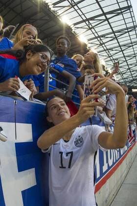 Aktuell Fußball, Damen, Länderspiel, USA - Südkorea May 30, 2015: US Women s national team Nationalteam midfielder Tobin Heath (17) takes a selfie with her fans during the United States Women s vs. Korea Republic- International Friendly Länderspiel at Redbull Arena in Harrison, NJ. The US Women s National Team played The Korea Republic to a 0-0 draw. (Mandatory Credit: Kostas Lymperopoulos Cal Media SOCCER 2015: Korea Republic vs United States MAY 30 - ZUMAc04_