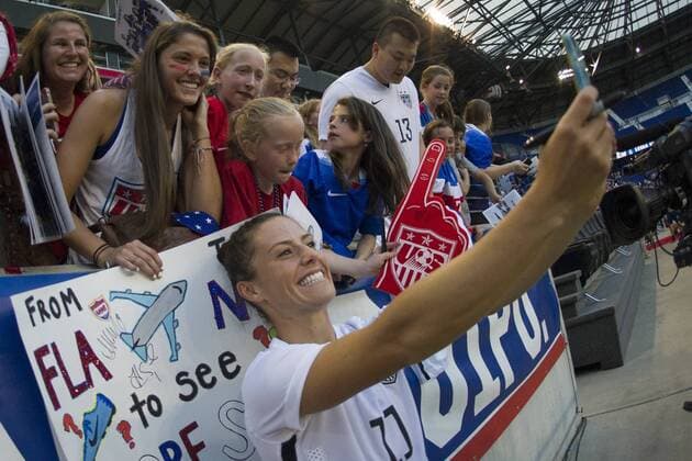 May 30, 2015: US Women s national team Nationalteam defender Ali Krieger (11) holds up a phone to take a selfie with her fans during the United States Womens vs. Korea Republic- International Friendly Länderspiel at Redbull Arena in Harrison, NJ. The US Women s National Team played The Korea Republic to a 0-0 draw. (Mandatory Credit: Kostas Lymperopoulos Cal Media SOCCER 2015: Korea Republic vs United States MAY 30 - ZUMAc04_