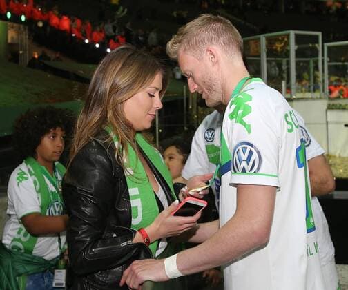Andre Schuerrle (VfL Wolfsburg) küsst seine freundin Montana Yorke auf der tribüne und schenkt ihr die medaille. Borussia Dortmund 1-3 VfL Wolfsburg