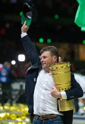 Cheftrainer Dieter HECKING (VfL) mit dem Pokal winkt zu den Fans in der Fankurve. Der VfL Wolfsburg ist Pokalsieger 2015, Die Mannschaft gewinnt das Spiel mit 3-1. Siegerehrung zum Finale: Borussia Dortmund - VfL Wolfsburg am 30.05.2015 Fussball DFB Pokalfinale 2015 in Berlin,Deutschland,