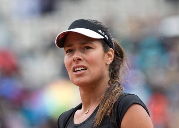 Ana Ivanovic (SRB) steht im Regen und schaut hoch zur Spieler Loge,Portrait, Tennis - French Open 2015 - Grand Slam ITF ATP Tennis Herren WTA Tennis Damen - Roland Garros - Paris - - France - 31 May 2015.