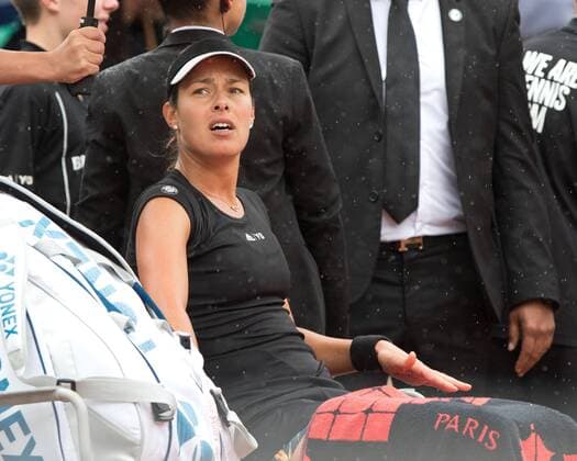 Ana Ivanovic (SRB) sitzt auf der Bank im Regen und schaut besorgt hoch zur hoch zur Spieler Loge,Regenpause, Tennis - French Open 2015 - Grand Slam ITF ATP Tennis Herren WTA Tennis Damen - Roland Garros - Paris - - France - 31 May 2015.