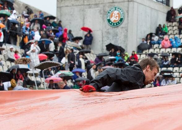 French Open 2015, Platzwart zieht Plane auf den Platz,Regenpause, Tennis - French Open 2015 - Grand Slam ITF ATP Tennis Herren WTA Tennis Damen - Roland Garros - Paris - - France - 31 May 2015.