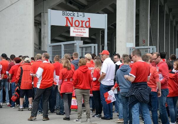 Fußball, Stadiongeschichte Kickers Offenbach 31.05.2015, xhbx, Fussball Relegation, Offenbacher Kickers - 1.FC Magdeburg, v.l. Fans Anhänger Zuschauer OFC, Offenbacher Kickers, Schals, Choreo warten beim Einlass