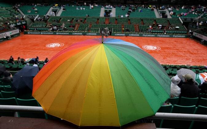 (150531) -- PARIS, May 31, 2015 -- Spectators hold umbrellas as all matches on court postponed due to rain at 2015 French Open tennis tournament at Roland Garros, in Paris, France on May 31, 2015. ) (SP)FRANCE-PARIS-TENNIS-ROLAND GARROS-DAY 8 HanxYan 
