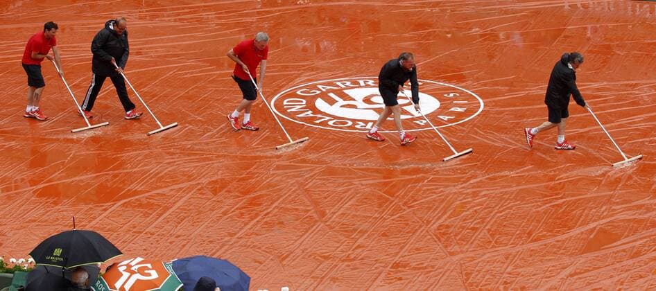 (150531) -- PARIS, May 31, 2015 -- Staffs clean the court after the rain stopped all matches on court at 2015 French Open tennis tournament at Roland Garros, in Paris, France on May 31, 2015. ) (SP)FRANCE-PARIS-TENNIS-ROLAND GARROS-DAY 8 HanxYan 