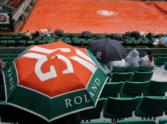 (150531) -- PARIS, May 31, 2015 -- Spectators hold umbrellas as all matches on court postponed due to rain at 2015 French Open tennis tournament at Roland Garros, in Paris, France on May 31, 2015. ) (SP)FRANCE-PARIS-TENNIS-ROLAND GARROS-DAY 8 HanxYan 