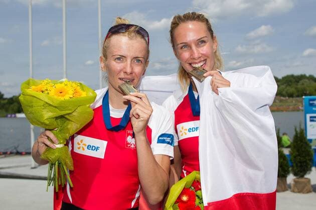 Aktuell Rudern, EM in Posen, Siegerehrung EUROPEAN ROWING CHAMPIONSHIPS POZNAN 2015 DWOJKA PODWOJNA WAGI LEKKIEJ ( LIGHTWEIGHT WOMEN S DUDLE SCULLA ) WERONIKA DERESZ , JOANNA DOROCIAK BRONZE MEDAL JUBEL  20150531CSJP3051