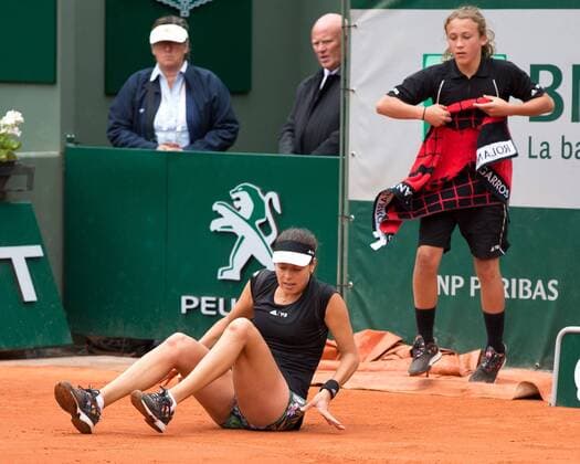 Ana Ivanovic (SRB) ist ausgerutscht, sitzt auf dem Boden, Tennis - French Open 2015 - Grand Slam ITF ATP Tennis Herren WTA Tennis Damen - Roland Garros - Paris - - France - 31 May 2015.