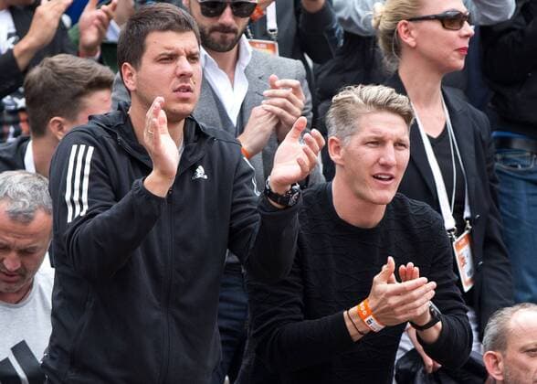Team Ana Ivanovic , Fitness Trainer Zlatko Novkovic und Freund Bastian Schweinsteiger applaudieren in der Spieler Loge, Tennis - French Open 2015 - Grand Slam ITF ATP Tennis Herren WTA Tennis Damen - Roland Garros - Paris - - France - 31 May 2015.