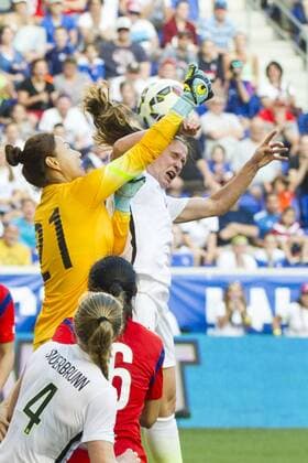 Aktuell Fußball, Damen, Länderspiel, USA - Südkorea May 30, 2015: USA Women s national team Nationalteam midfielder Heather OÃ Reilly (9) jumps to head the ball off a corner as Korea Republic goalkeeper KIM Jungmi (21) battles to punch it away during the United States Womens vs. Korea Republic- International Friendly Länderspiel at Redbull Arena in Harrison, NJ. The US Women s National Team played The Korea Republic to a 0-0 draw. (Mandatory Credit: Kostas Lymperopoulos Cal Media SOCCER 2015: Korea Republic vs United States MAY 30 - ZUMAc04_