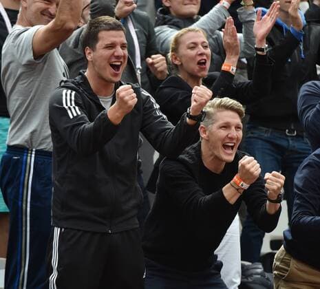 French Open Paris Roland Garros Bastian Schweinsteiger(links) Deutschland bejubelt den Sieg seiner Freundin Ana Ivanovic ,Serbien. Li. Fitness Trainer Zlatko Novkovic