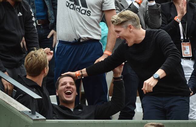 French Open Paris Roland Garros Bastian Schweinsteiger(rechts) Deutschland bejubelt den Sieg seiner Freundin Ana Ivanovic ,Serbien. Fitness Trainer Zlatko Novkovic