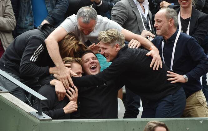 French Open Paris Roland Garros Bastian Schweinsteiger(rechts) Deutschland bejubelt den Sieg seiner Freundin Ana Ivanovic ,Serbien. Umarmt Fitness Trainer Zlatko Novkovic,halbverdeckt daneben Ivanovic Coach Mats Merkel,Deutschland