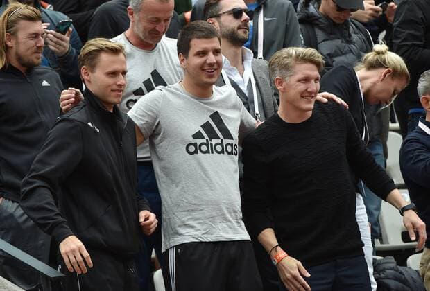 French Open Paris Roland Garros Freuen sich gemeinsam über den Sieg von Ana Ivanovic ,Serbien. v.Links:Ivanovic Coach Mats Merkel,Deutschland,Fitness Trainer Zlatko Novkovic,Bastian Schweinsteiger(rechts) Deutschland