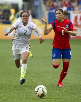 Aktuell Fußball, Damen, Länderspiel, USA - Südkorea May 30, 2015: USA Women s national team Nationalteam forward Sydney Leroux (2) and Korea Republic defender SHIM Seoyeon (6) react to the ball during the United States Womens vs. Korea Republic- International Friendly Länderspiel at Redbull Arena in Harrison, NJ. The US Women s National Team played The Korea Republic to a 0-0 draw. (Mandatory Credit: Kostas Lymperopoulos Cal Media SOCCER 2015: Korea Republic vs United States MAY 30 - ZUMAc04_
